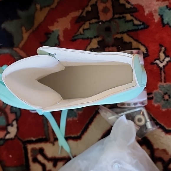 Mint green roller skates size 42/10.5.  Light up wheels. New - Picture 7 of 8